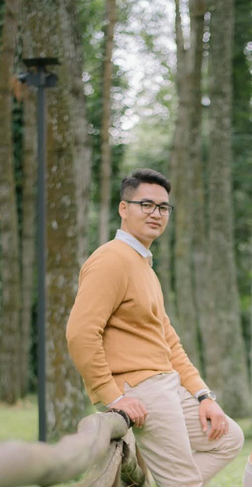 Salas Auladi duduk di area hutan