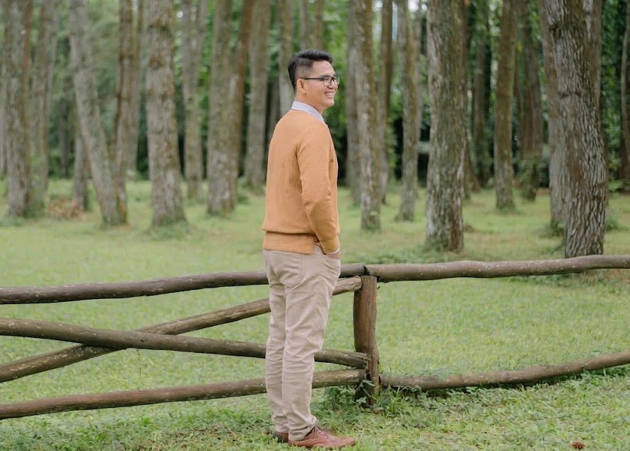 Salas Auladi berdiri di area hutan