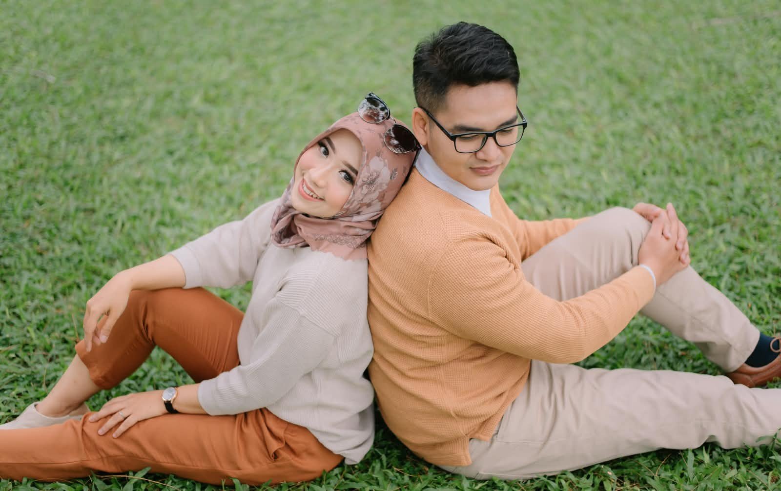 Salas Auladi bersama pasangan di ruang terbuka